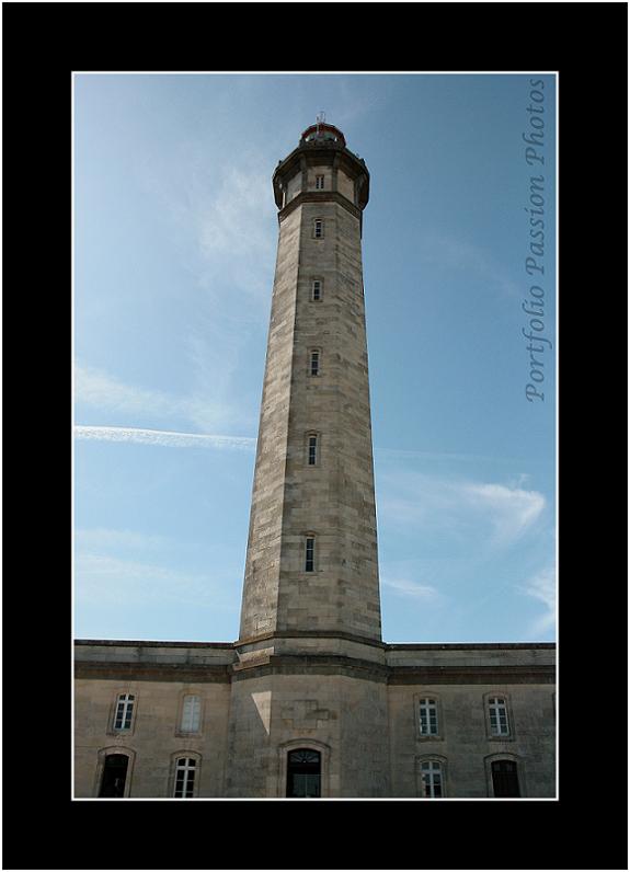 Au bout de l'Ile de Ré, le Phare des Baleines permet d'admirer l'horizon et de voir au loin le port de la Rochelle...