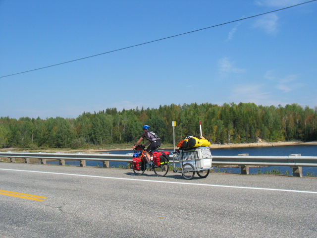 CYCLO TOURISME AVEC UN CHIEN CYCLO TOURISME AVEC UN CHIEN