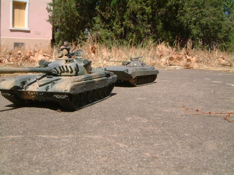 T 72 (et un peu de BMP2) Italeri 1/35 090719041500588624097090