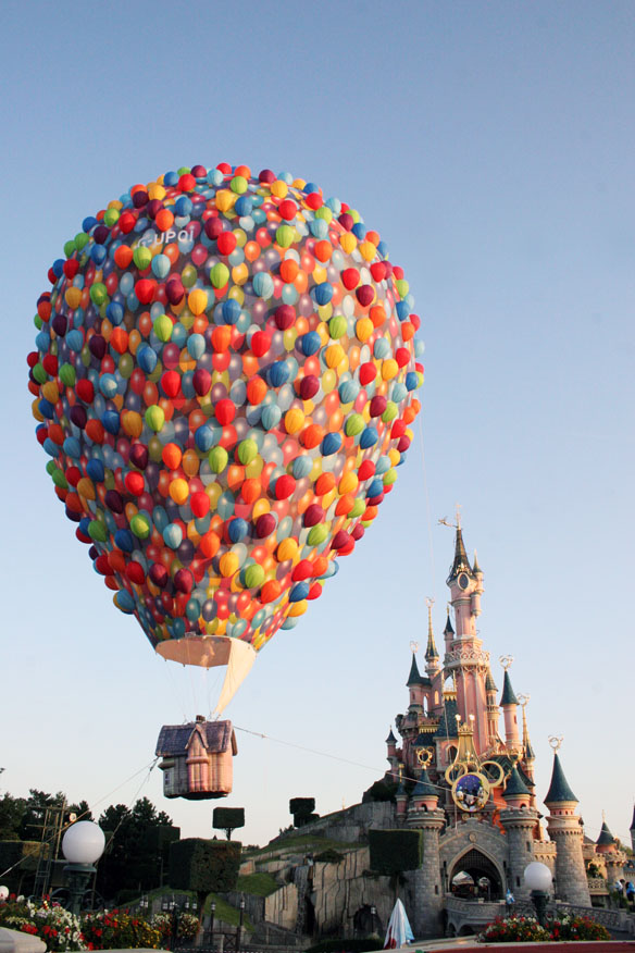 Un  ballon "Up" au dessus de Disneyland Paris - Page 2 090720041608337144103613