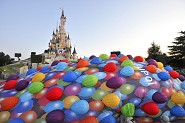 Un  ballon "Up" au dessus de Disneyland Paris - Page 2 090720113736337144102109