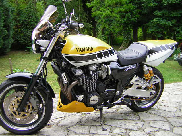 YAMAHA XJR d' AOSHIMA....noire ou version KING ? 090802022240639224178560