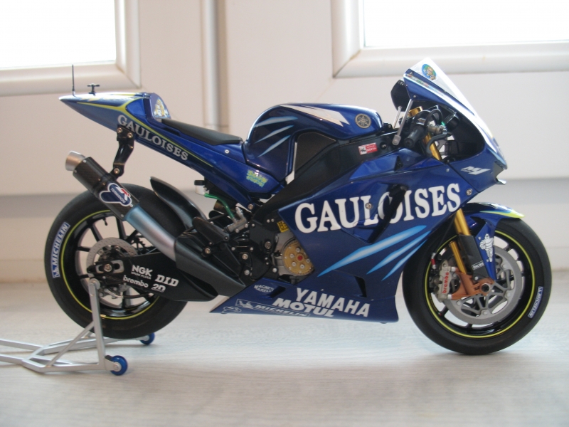 yamaha m1 rossi 2004 version gauloises - Page 10 090831120414746084356802