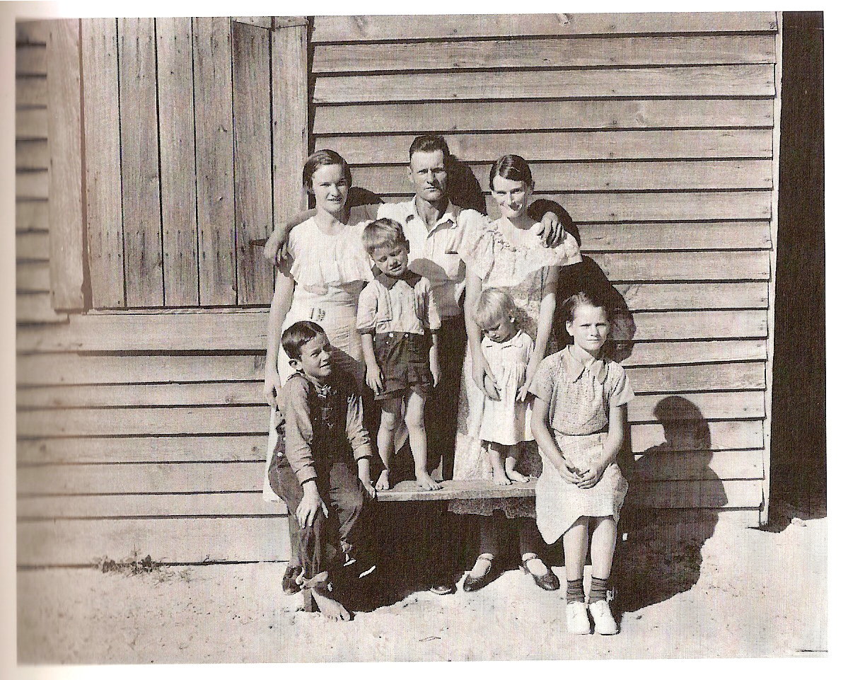 16 - Walker Evans - Famille de fermiers, Hale County (Alabama) (1936)