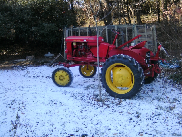 tracteur pony dans la neige 091228063742823775139093