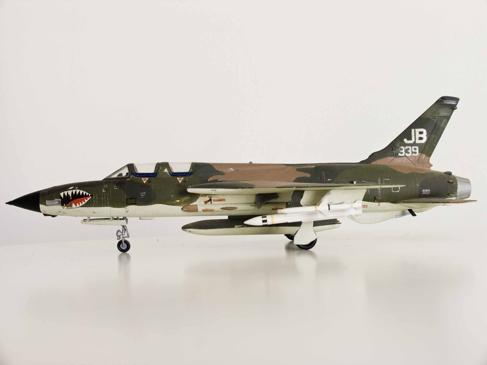 [AIRFIX] Republic F-105 G Thunderchief "Wild Weasel" Vietnam 1973 - 1/72 100201105543972875359637