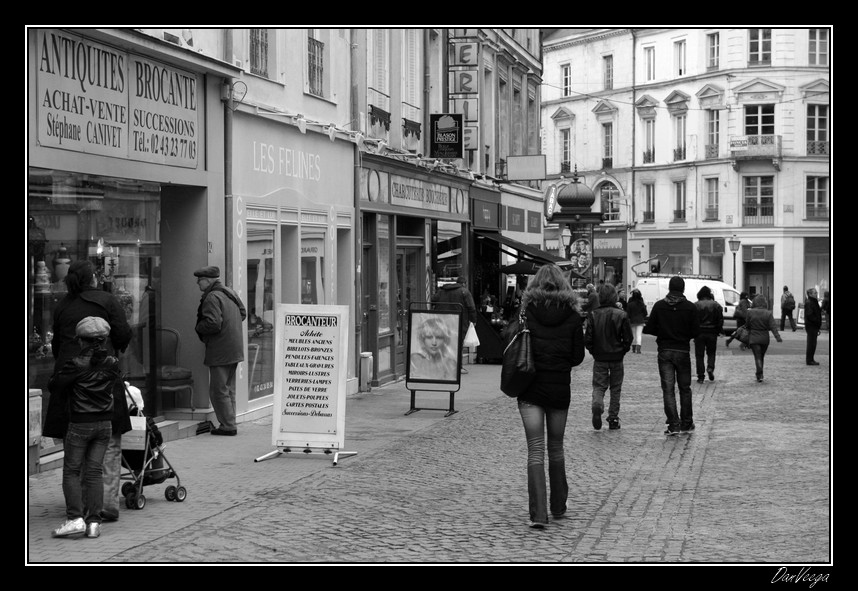 Défi 031 : Des passants en noir et blanc 100217100742440185457664